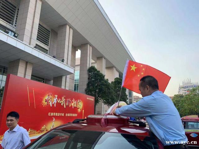 表白祖国！20000辆出租车飘扬起五星红旗，游览羊城美景