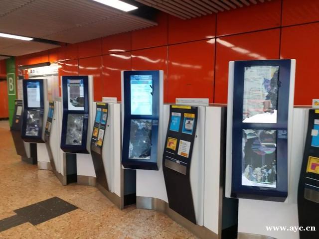 认罪赔偿！两男生打砸港铁被判赔28万港元