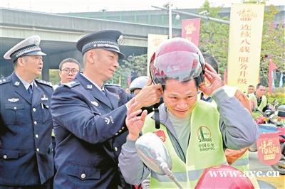 交警志愿者暖心服务 跟着春运一起“上路”