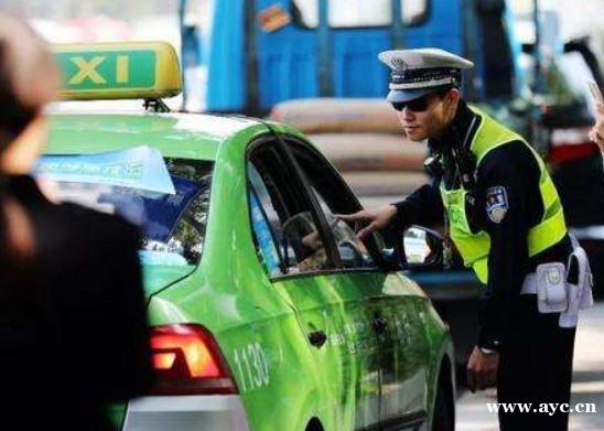 广州对后排乘客不系安全带开罚？警方：误解了 一直都罚