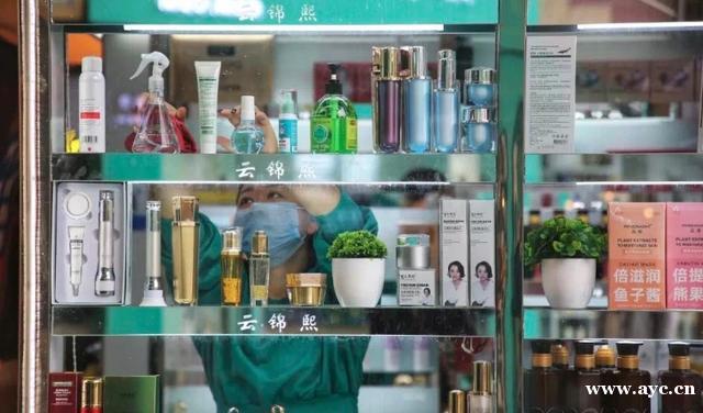 “档口”变成总部，批发商户玩起直播带货
