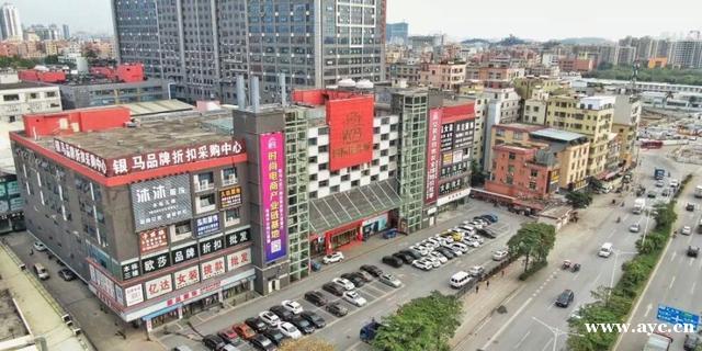 “档口”变成总部，批发商户玩起直播带货