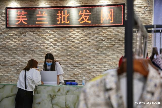 “档口”变成总部，批发商户玩起直播带货