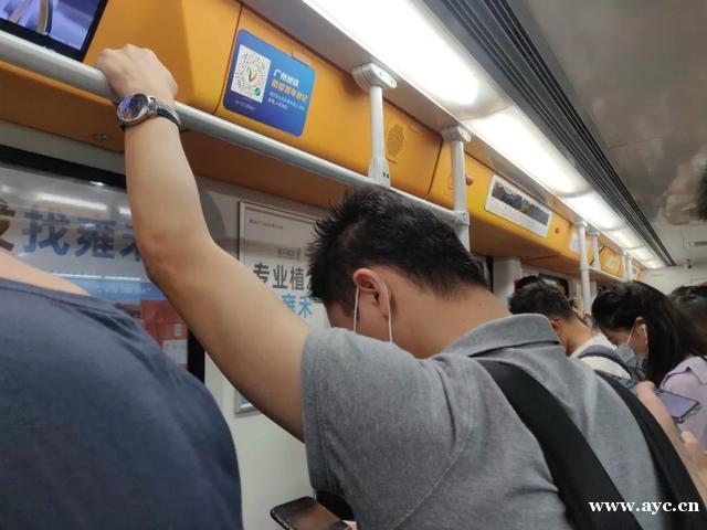 广州人挤地铁太难了！高温+拥挤+异味，更糟糕的是...