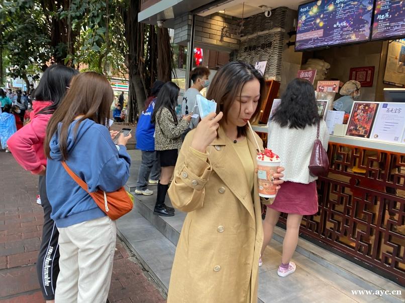 喝热奶茶、吃铜锣烧、摸羊驼，广州年轻人的新休闲生活