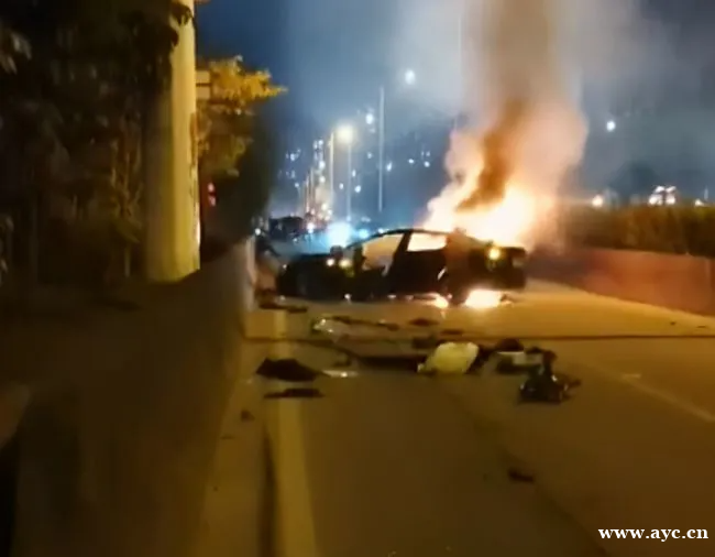 “车顶维权”没过几天，广州一特斯拉碰撞起火致1人死亡