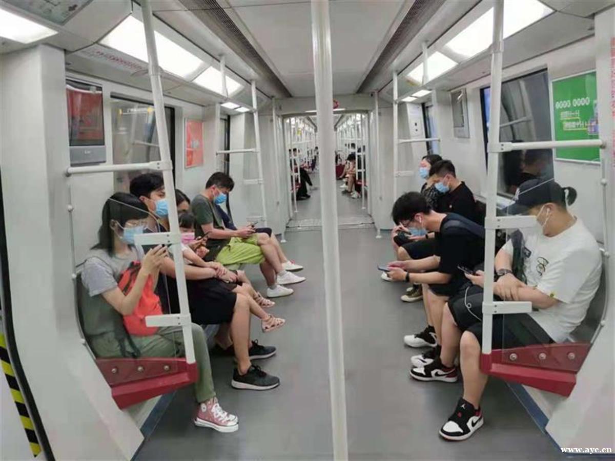 广州关闭的地铁站全部恢复运营，市民结伴出去“透风”