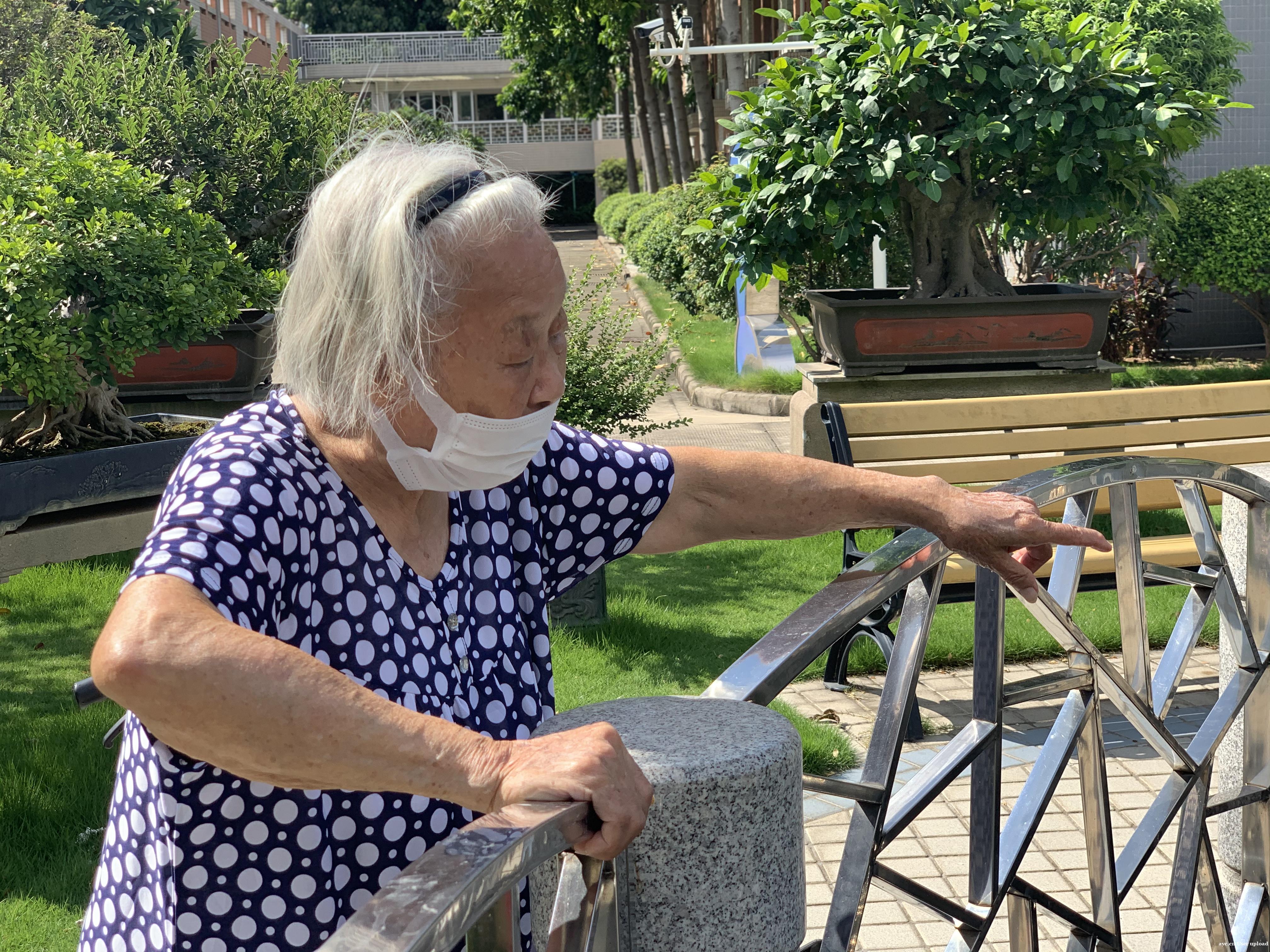 她提着中药走进养老院，却意外找到了想要的生活……
