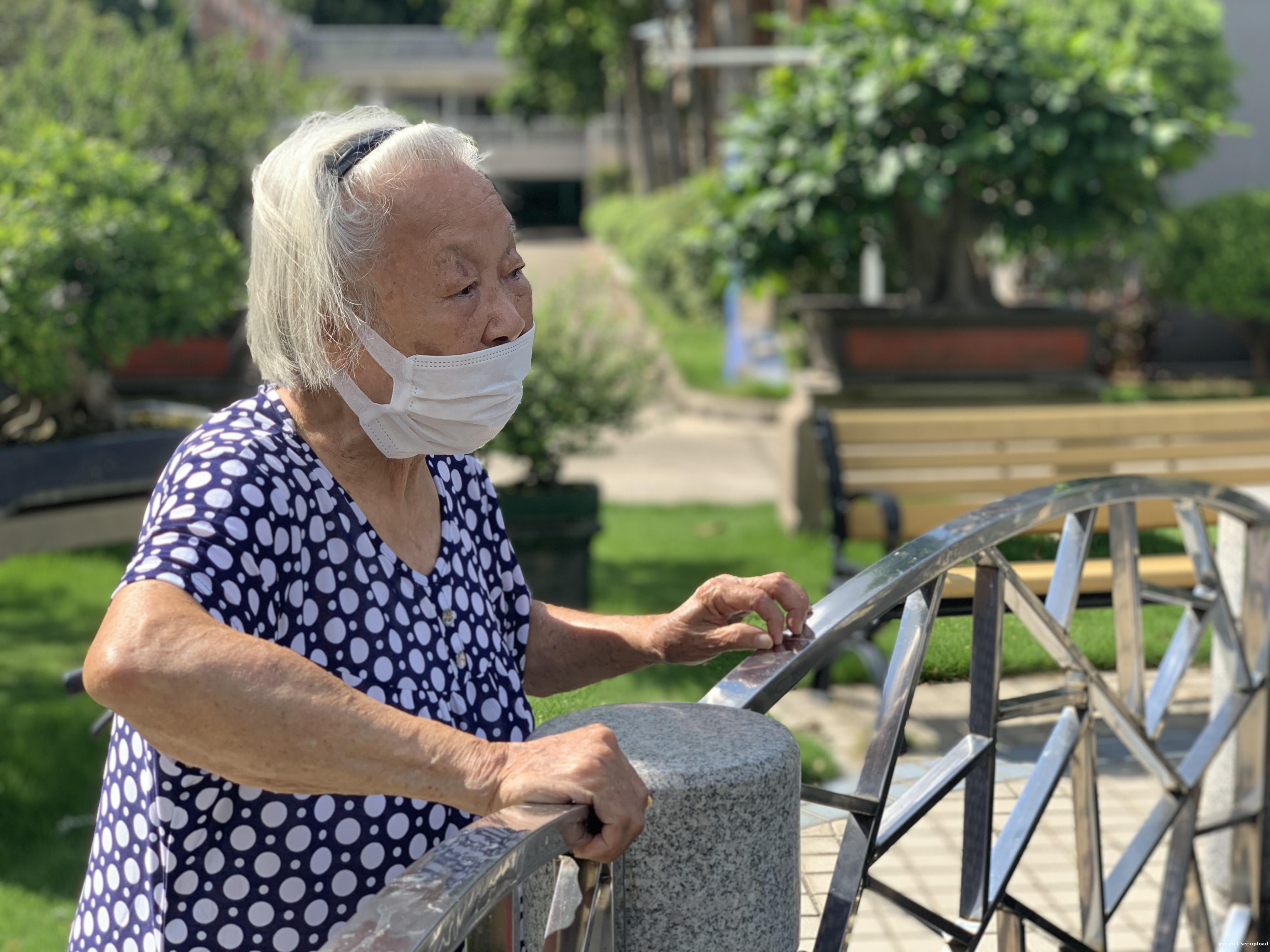 她提着中药走进养老院，却意外找到了想要的生活……