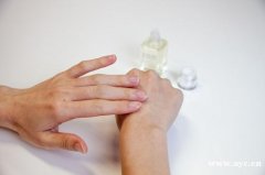 皮肤干燥怎么办？除了补水自然兰还建议补油