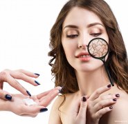 脸部皮肤干燥怎么办？除了自然兰面膜你还需要一瓶喷雾