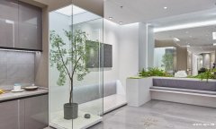 一个超大的极简纯白空间