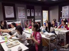 陪人逛街就能赚钱的职业，你想体验吗？