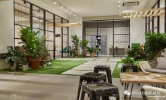 在一个花店中或悠坐于咖啡厅中，去享受拍摄带来的乐趣