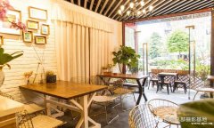 在一个花店中或悠坐于咖啡厅中，去享受拍摄带来的乐趣