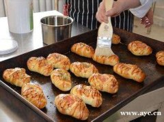 学烘焙哪里好？广州欧米奇西点西餐学校专业西点培训