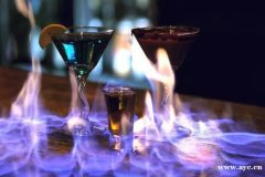 调酒师师是做什么的？广州欧米奇学调酒学校怎么样