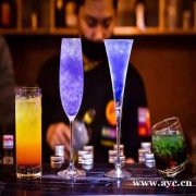 调酒师师是做什么的？广州欧米奇学调酒学校怎么样