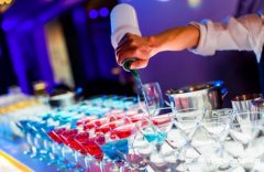 学调酒师选什么学校？广州欧米奇西点学校西点培训