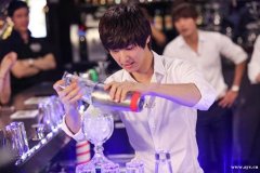 学调酒师选什么学校？广州欧米奇西点学校西点培训