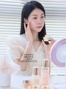 皮肤该如何抗衰老？郑明明金致焕颜淡纹套组怎么样？
