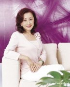 中国现代美妆开创者郑明明是如何迅速崛起的？
