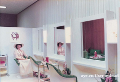 中国现代美妆开创者郑明明是如何走向成功的？