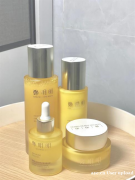 淡化细纹法宝推荐，郑明明金花葵抗皱修护套组怎么样？