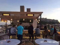 户外咖啡店的冬日救星——伟而特取暖器，让温暖与生意同在！